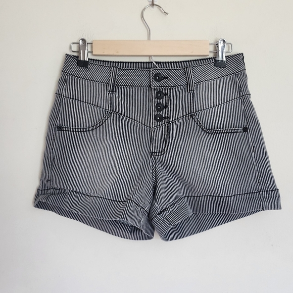 BlackHeart Pinstripe Button-fly High-Rise Shorts size 5 - Picture 1 of 7